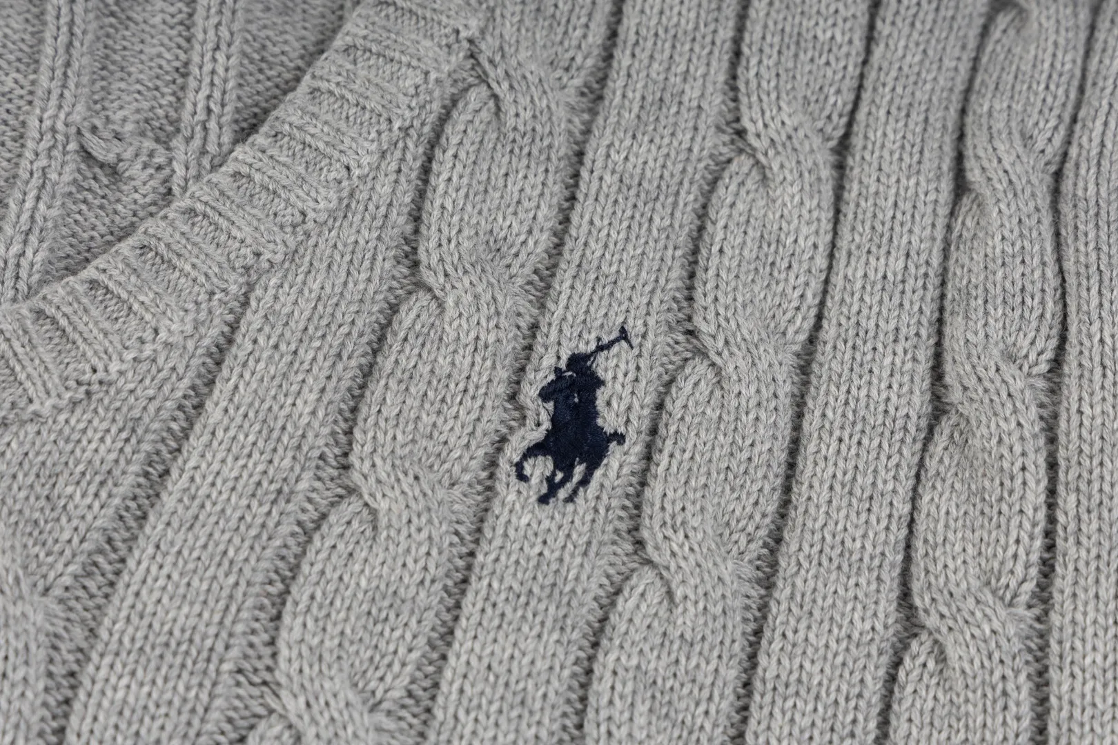 P210 #R90 RALPH LAUREN Thirteen colors of Ralph Lauren classic small label embroidery V-neck pullover cable cardigan sweater women's top, high-density LOGO embroidery on the chest, original customization of tag accessories. Made of pure cotton yarn, pure cotton is skin-friendly and comfortable, small label war horse embroidered twist button V-neck sweater🐎High quality, follow the blogger to learn how to wear it! Let’s buy a Ralph Lauren cable sweater. It’s a super hard-to-find series after it became popular. It’s hard to find one on the official website. It’s simple and practical to wear, with a lazy and loose feel. The thickened fabric has more texture, feels soft and delicate, and has a loose fit. Whether worn alone or layered, you can wear different styles of fashion with just one piece!   Size： Sleeve length: 60/61/62/63
